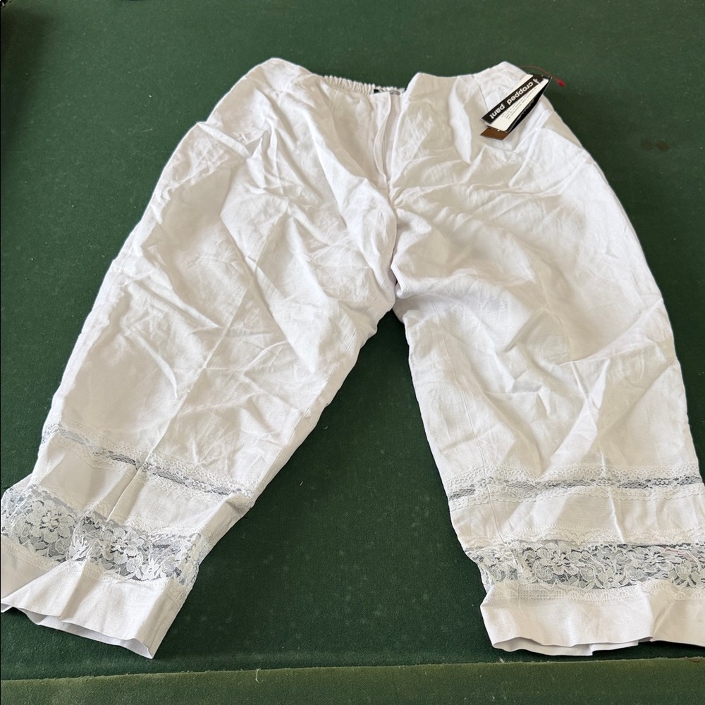 Larry Levine White‎ Capris with Lace Trim